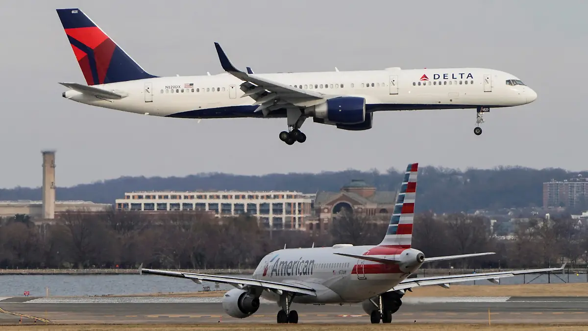 FILE PHOTO: An American Airlines aircraft taxis as a Delta Air Lines aircraft lands at Reagan National Airport in Arlington, Virginia, U.S., January 24, 2022.   REUTERS/Joshua Roberts/File Photo