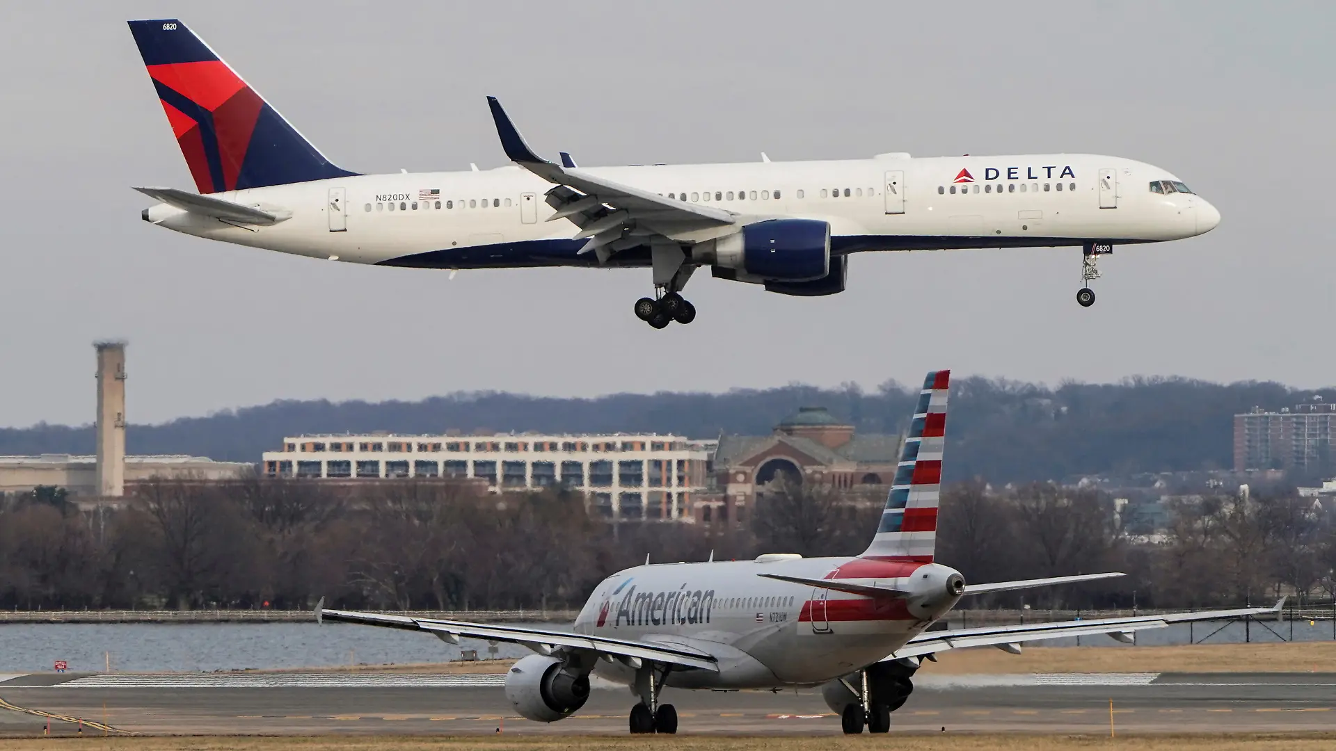 FILE PHOTO: An American Airlines aircraft taxis as a Delta Air Lines aircraft lands at Reagan National Airport in Arlington, Virginia, U.S., January 24, 2022. REUTERS/Joshua Roberts/File Photo