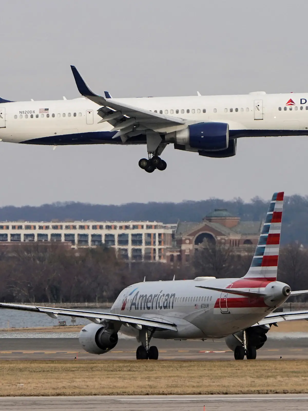 FILE PHOTO: An American Airlines aircraft taxis as a Delta Air Lines aircraft lands at Reagan National Airport in Arlington, Virginia, U.S., January 24, 2022.   REUTERS/Joshua Roberts/File Photo