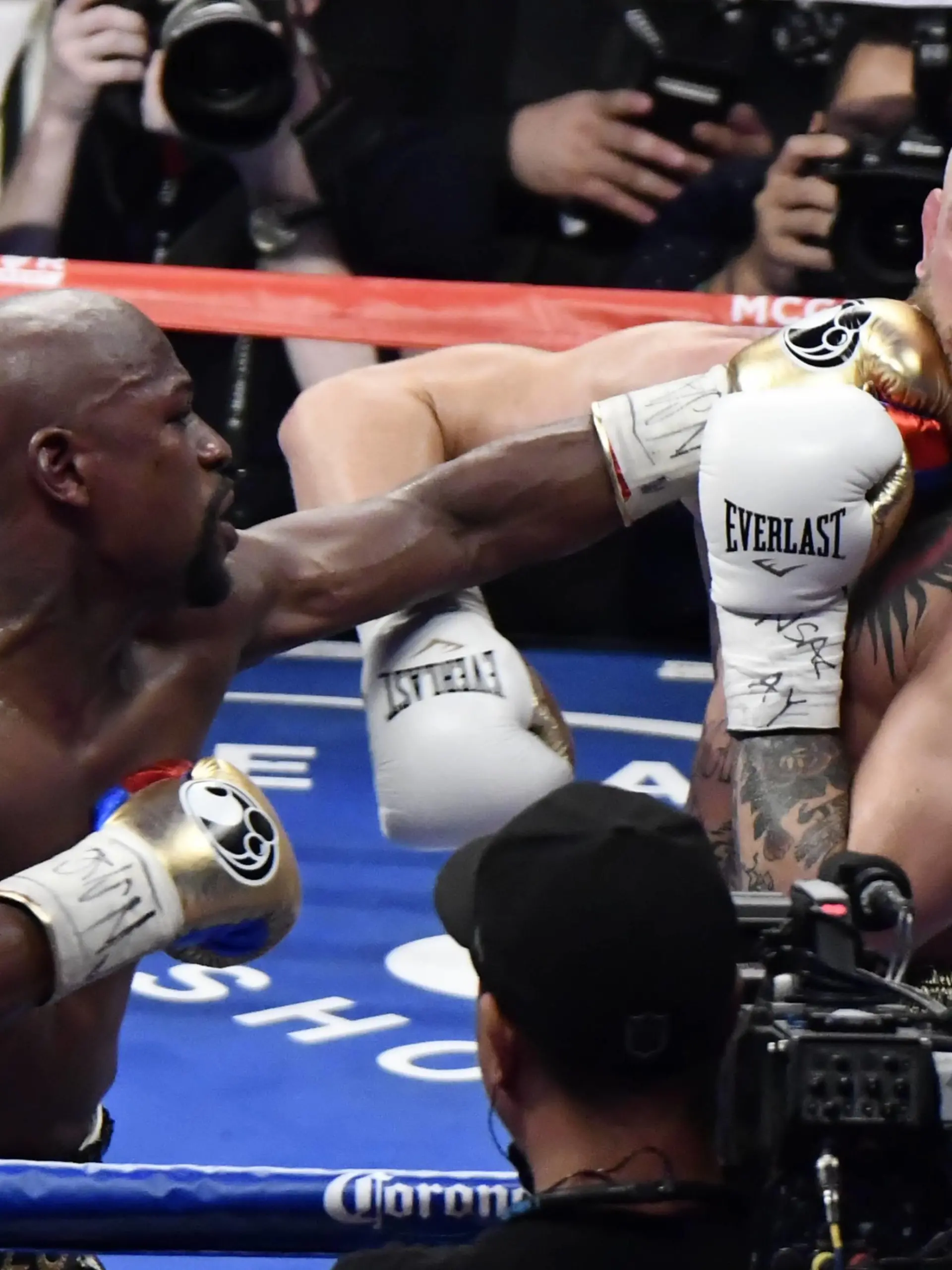 Aug 26,2017. Las Vegas NV. ( IN blk-gld trunks) Floyd Mayweather Jr.goes 10 rounds with Conor McGregor Saturday at the T-Mobile arena in Las Vegas. Floyd Mayweather Jr. took the win by TKO as the fight was stop in the 10th round. This was Floyd s last fight ending it at 50 wins..Photos by /LA DailyNews/SCNG/ZumaPress. Mayweahter -McGregor- FIGHT NIGHT PUBLICATIONxINxGERxSUIxAUTxONLY - ZUMAbl1_ 79900413st Copyright: xGenexBlevinsx

Aug 26 2017 Las Vegas appt in blk GLD trunks Floyd Mayweather JR goes 10 Rounds with Conor McGregor Saturday AT The T Mobile Arena in Las Vegas Floyd Mayweather JR took The Win by TKO AS The Fight what Stop in The 10th Round This what Floyd s Load Fight Ending It AT 50 Wins Photos by La Daily News SCNG ZUMAPRESS Mayweahter McGregor Fight Night PUBLICATIONxINxGERxSUIxAUTxONLY ZUMAbl1_  Copyright  