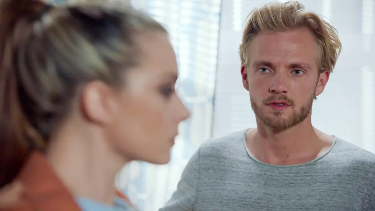 Paul (Nikas Osterloh) hat Emily (Anne Menden) in Kanada betrogen. Sie versteht die Welt nicht mehr.
Die Verwendung des sendungsbezogenen Materials ist nur mit dem Hinweis und Verlinkung auf RTL+ gestattet.