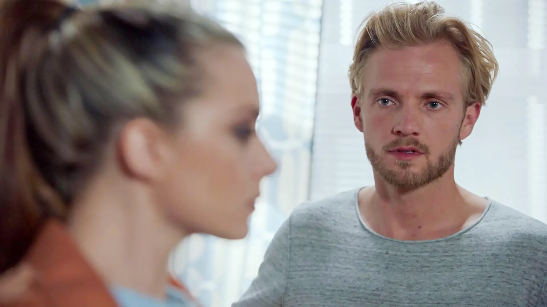 Paul (Nikas Osterloh) hat Emily (Anne Menden) in Kanada betrogen. Sie versteht die Welt nicht mehr. 

Die Verwendung des sendungsbezogenen Materials ist nur mit dem Hinweis und Verlinkung auf RTL+ gestattet.