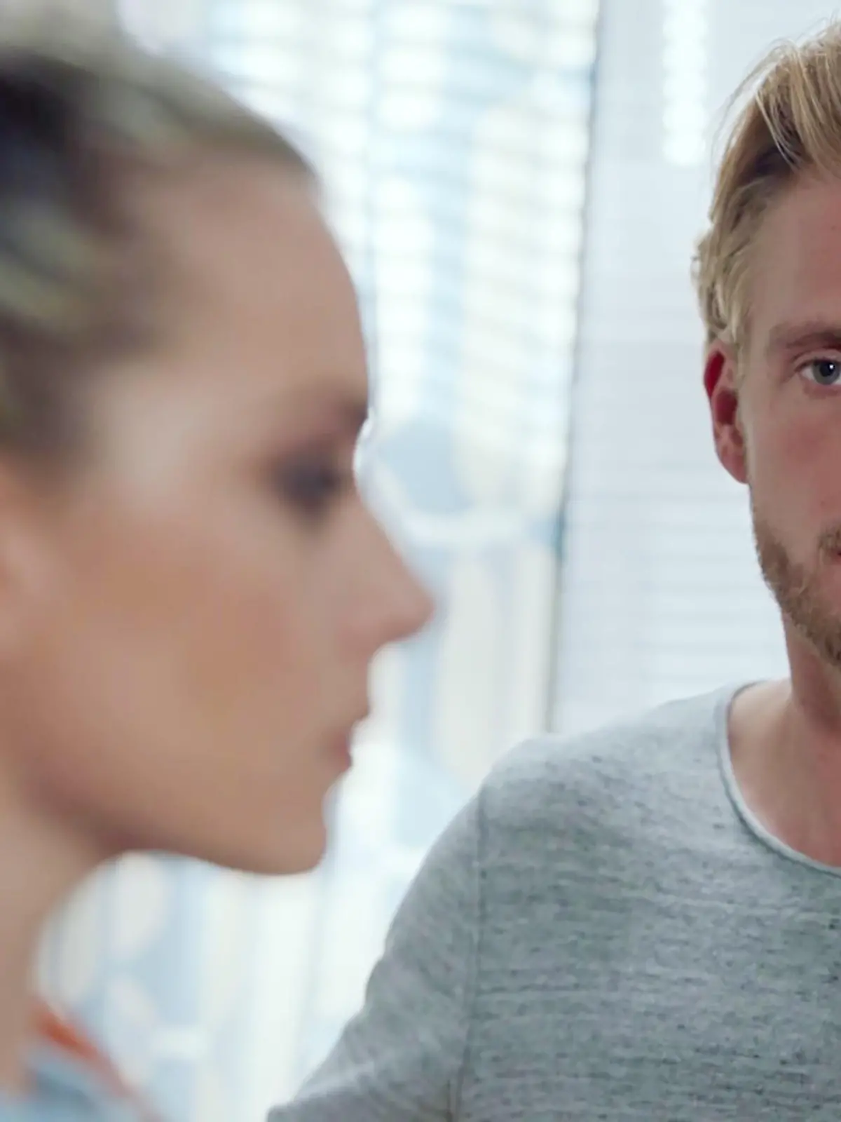 Paul (Nikas Osterloh) hat Emily (Anne Menden) in Kanada betrogen. Sie versteht die Welt nicht mehr. 

Die Verwendung des sendungsbezogenen Materials ist nur mit dem Hinweis und Verlinkung auf RTL+ gestattet.
