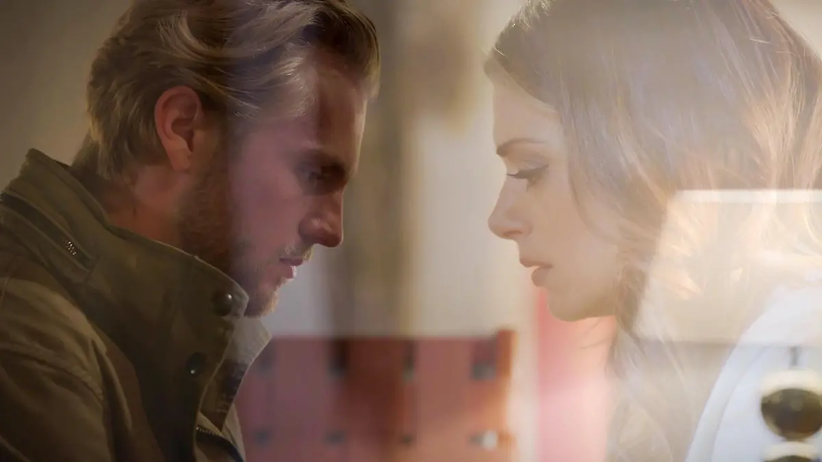 Paul (Nikas Osterloh) hat Emily (Anne Menden) in Kanada betrogen. Sie versteht die Welt nicht mehr.
Die Verwendung des sendungsbezogenen Materials ist nur mit dem Hinweis und Verlinkung auf RTL+ gestattet.
