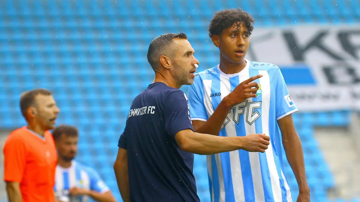 Trainer Christian Tiffert Chemnitz mit lädiertem Nasenbein nach einer unbeabsichtigten Kollision mit dem Schiedsrichter-Assistenten, rechts Leon Ampadu Chemnitz Fußball Regionalliga Nordost 2023/24 Chemnitzer FC - FC Carl Zeiss Jena 0:0 am 29.7.2023 Chemnitzer FC - Carl Zeiss Jena *** Coach Christian Tiffert Chemnitz with a damaged nose bone after an unintentional collision with the referee assistant, right Leon Ampadu Chemnitz Football Regionalliga Nordost 2023 24 Chemnitzer FC FC Carl Zeiss Jena 0 0 on 29 7 2023 Chemnitzer FC Carl Zeiss Jena