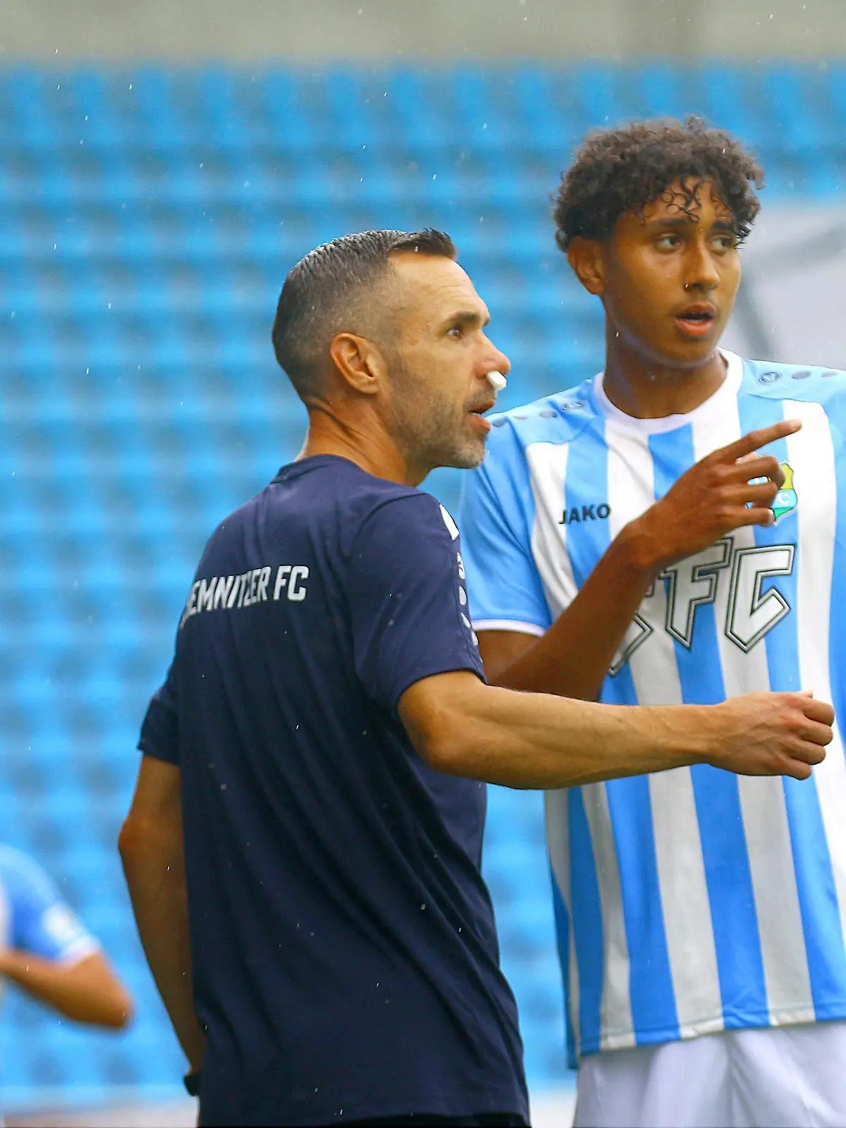 Trainer Christian Tiffert Chemnitz mit lädiertem Nasenbein nach einer unbeabsichtigten Kollision mit dem Schiedsrichter-Assistenten, rechts Leon Ampadu Chemnitz Fußball Regionalliga Nordost 2023/24 Chemnitzer FC - FC Carl Zeiss Jena 0:0 am 29.7.2023 Chemnitzer FC - Carl Zeiss Jena *** Coach Christian Tiffert Chemnitz with a damaged nose bone after an unintentional collision with the referee assistant, right Leon Ampadu Chemnitz Football Regionalliga Nordost 2023 24 Chemnitzer FC FC Carl Zeiss Jena 0 0 on 29 7 2023 Chemnitzer FC Carl Zeiss Jena