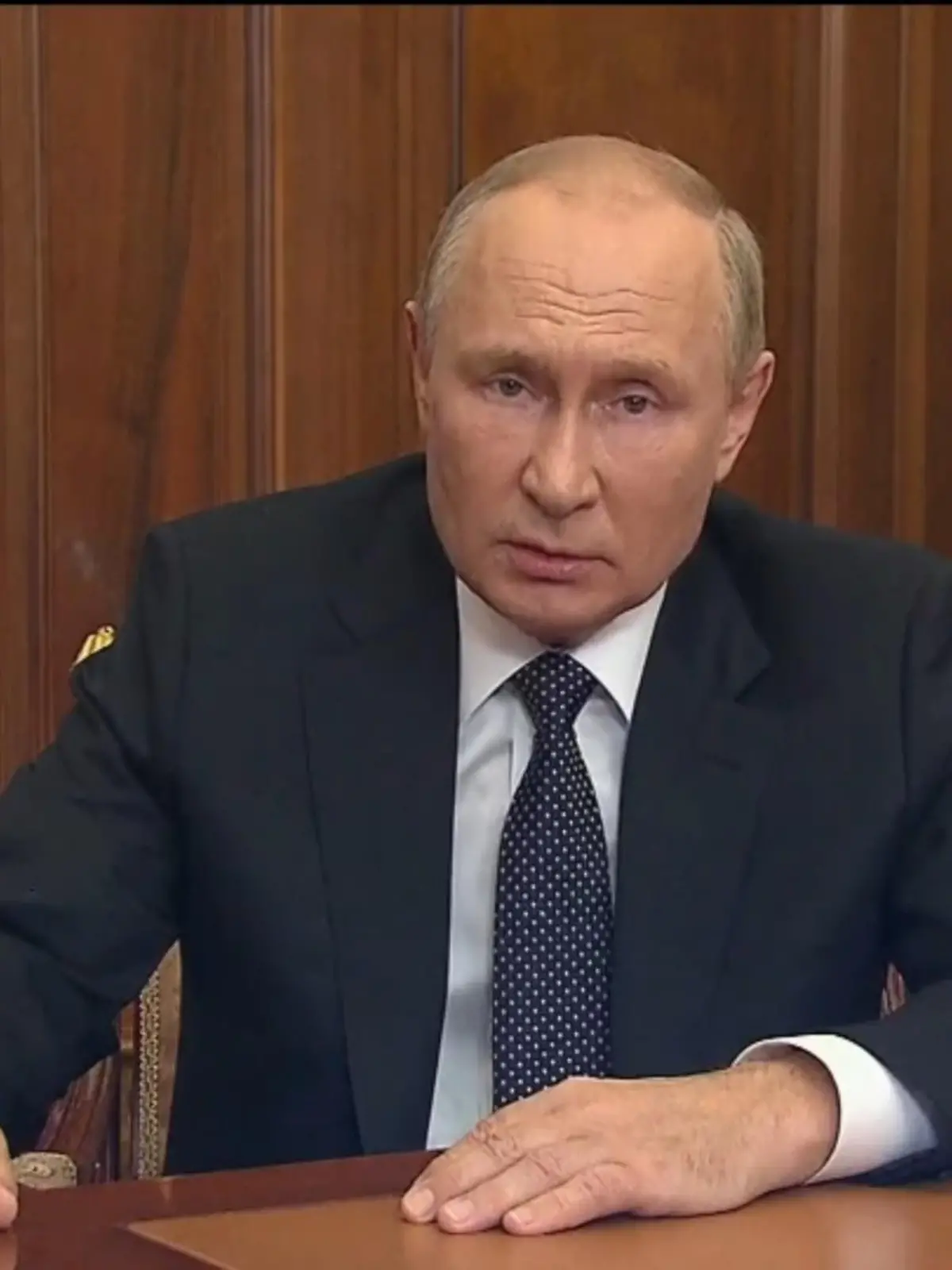 Knapp sieben Monate nach Beginn des Krieges gegen die Ukraine hat Russland eine Teilmobilmachung der eigenen Streitkräfte angeordnet. Er habe diese Entscheidung nach einem Vorschlag des Verteidigungsministeriums getroffen und das Dekret unterschrieben, sagte Kremlchef Wladimir Putin in einer Fernsehansprache. Die Teilmobilisierung beginne noch an diesem Mittwoch.