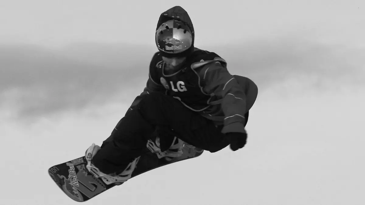 30.10.2010, Battersea, London, ENG, London Freeze, Big Air Snowboard Worldcup, im Bild Marko GRILC SLO takes to the air on his way to winning the final roundEXPA Pictures © 2010, PhotoCredit: EXPA/ M. Gunn