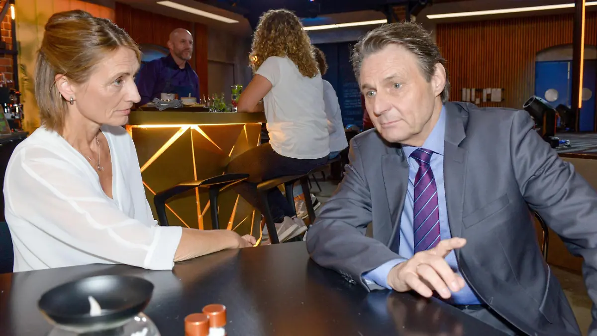 Gerner (Wolfgang Bahro) realisiert, dass er bei Rosa (Joana Schümer) keine Unterstützung für die Pharmaforschung bekommen wird.
Die Verwendung des sendungsbezogenen Materials ist nur mit dem Hinweis und Verlinkung auf RTL+ gestattet.