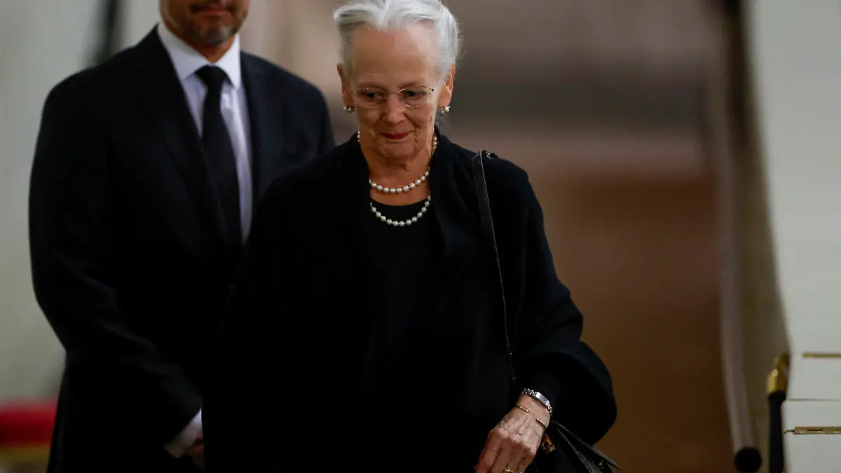 ARCHIV - 18.09.2022, Großbritannien, London: Die dänische Königin Margrethe erweist dem Sarg der britischen Königin Elizabeth nach ihrem Tod während ihrer Aufbahrung in der Westminster Hall die letzte Ehre. Dahinter steht Kronprinz Frederik von Dänemark. Die dänische Königin Margrethe II. (82) ist nach ihrer Teilnahme an der Trauerfeier für die britische Queen positiv auf das Coronavirus getestet worden. Foto: John Sibley/Reuters Pool/AP/dpa +++ dpa-Bildfunk +++