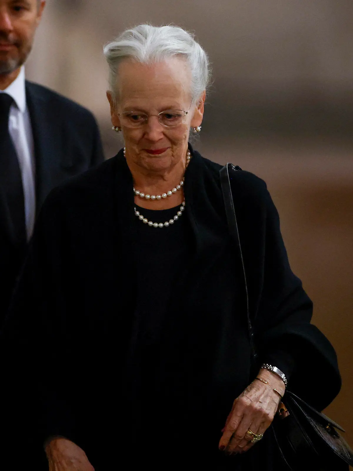 ARCHIV - 18.09.2022, Großbritannien, London: Die dänische Königin Margrethe erweist dem Sarg der britischen Königin Elizabeth nach ihrem Tod während ihrer Aufbahrung in der Westminster Hall die letzte Ehre. Dahinter steht Kronprinz Frederik von Dänemark. Die dänische Königin Margrethe II. (82) ist nach ihrer Teilnahme an der Trauerfeier für die britische Queen positiv auf das Coronavirus getestet worden. Foto: John Sibley/Reuters Pool/AP/dpa +++ dpa-Bildfunk +++
