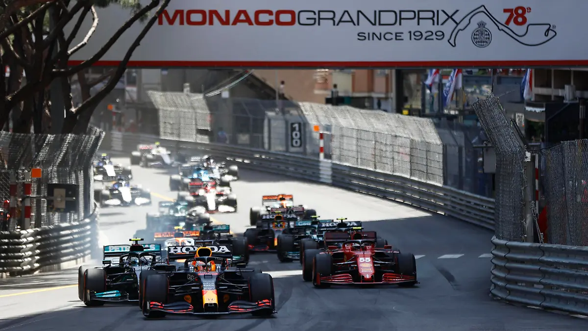 Formula 1 2021: Monaco GP CIRCUIT DE MONACO, MONACO - MAY 23: Max Verstappen, Red Bull Racing RB16B, leads Valtteri Bottas, Mercedes W12, Carlos Sainz, Ferrari SF21, and the rest of the field at the start during the Monaco GP at Circuit de Monaco on Sunday May 23, 2021 in Monte Carlo, Monaco. Photo by Andy Hone / LAT Images Images PUBLICATIONxINxGERxSUIxAUTxHUNxONLY GP2105_130241_ONZ7089