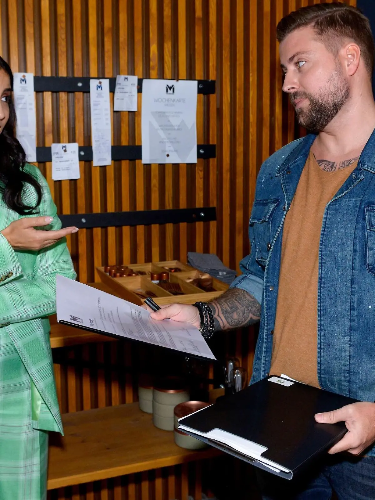 Laura (Chryssanthi Kavazi) will verhindern, dass John (Felix von Jascheroff) das Charity-Event in Gefahr bringt.

Die Verwendung des sendungsbezogenen Materials ist nur mit dem Hinweis und Verlinkung auf RTL+ gestattet.