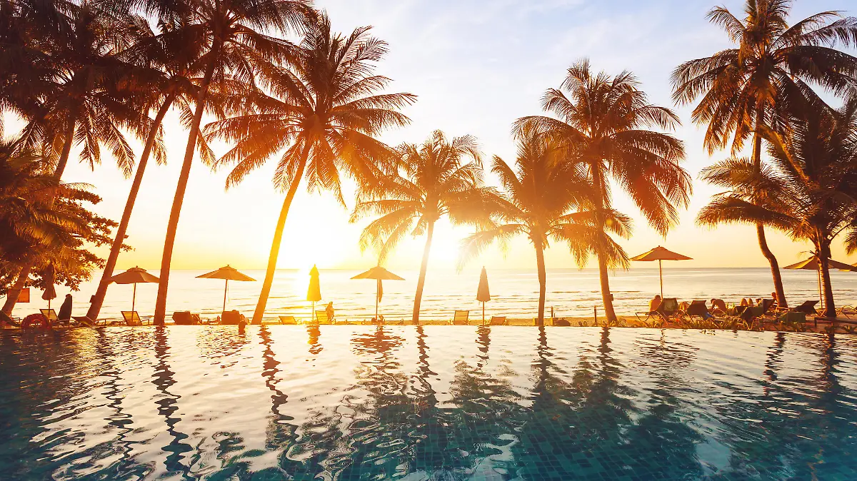 Hotelpool im Luxusurlaub