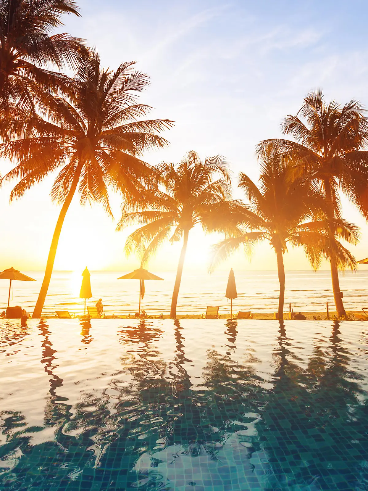 Hotelpool im Luxusurlaub