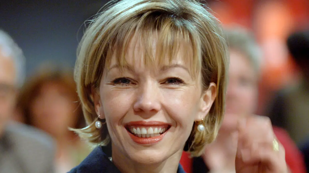 ARCHIV - Doris Schröder-Köpf verfolgt am 15.11.2005 auf dem SPD-Bundesparteitag in Karlsruhe einen Redebeitrag. Doris Schröder-Köpf will nach Informationen der Oldenburger «Nordwest-Zeitung» (Montagausgabe 09.01.2012) und der «Bild»-Zeitung bei der Landtagswahl 2013 für die SPD in Hannover antreten. Die Ehefrau von Ex-Bundeskanzler Gerhard Schröder wolle sich um ein Mandat bewerben. Foto: Boris Roessler dpa/lni (zu lni / Medien-Info /1316 vom 09.01.2012) +++(c) dpa - Bildfunk+++