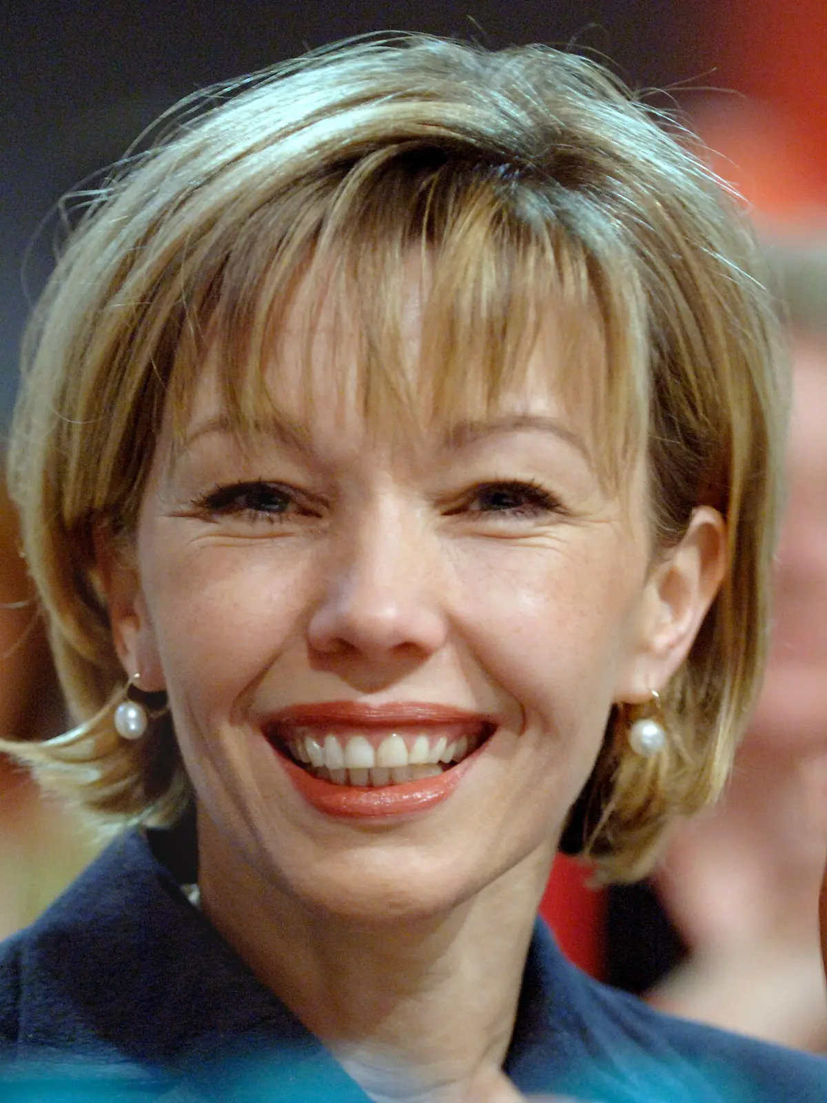 ARCHIV - Doris Schröder-Köpf verfolgt am 15.11.2005 auf dem SPD-Bundesparteitag in Karlsruhe einen Redebeitrag. Doris Schröder-Köpf will nach Informationen der Oldenburger «Nordwest-Zeitung» (Montagausgabe 09.01.2012) und der «Bild»-Zeitung bei der Landtagswahl 2013 für die SPD in Hannover antreten. Die Ehefrau von Ex-Bundeskanzler Gerhard Schröder wolle sich um ein Mandat bewerben. Foto: Boris Roessler dpa/lni (zu lni / Medien-Info /1316 vom 09.01.2012)  +++(c) dpa - Bildfunk+++