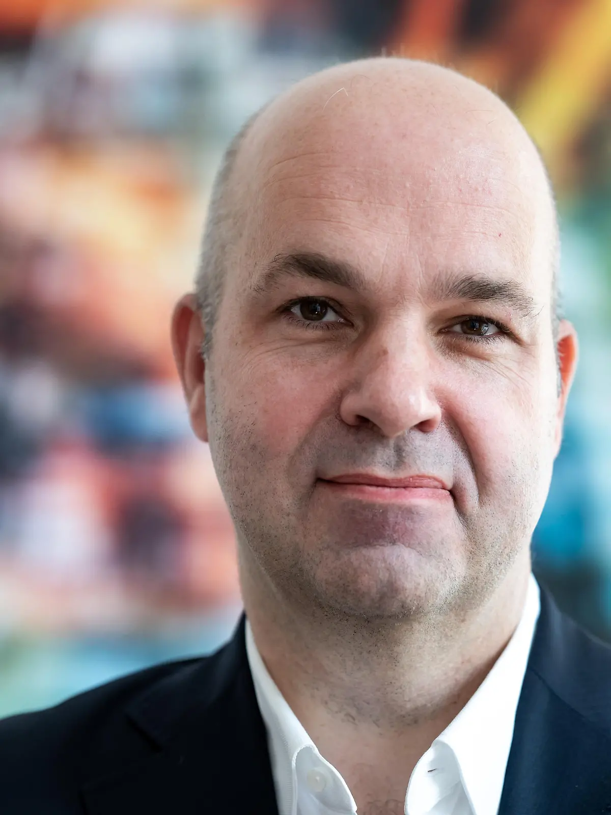 Marcel Fratzscher, Präsident des Deutschen Instituts für Wirtschaftsforschung (DIW), steht vor einem Interviews mit der Deutschen Presse-Agentur dpa in seinem Büro.