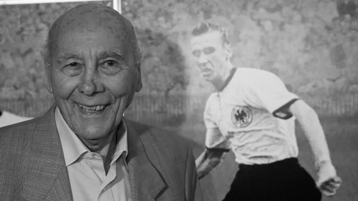 ARCHIV - 03.07.2019, Nordrhein-Westfalen, Dortmund: Fußball: Weltmeister Horst Eckel steht in der Sonderausstellung «Post vom Chef - Herbergers Briefe an die Weltmeister» neben einem Bild aus seiner aktiven Zeit. Die deutschen Fußballweltmeister Eckel, Kohler und Klose sowie DDR-Rekordtorschütze Streich und Trainerlegende Lattek sind jetzt Teil der Hall of Fame des deutschen Fußballs. Eine 30-köpfige Jury mit führenden Sportjournalisten des Landes wählte die Ex-Profis in die ruhmreiche Auswahl, wie das Deutsche Fußballmuseum in Dortmund am Freitag mitteilte. Foto: Bernd Thissen/dpa +++ dpa-Bildfunk +++