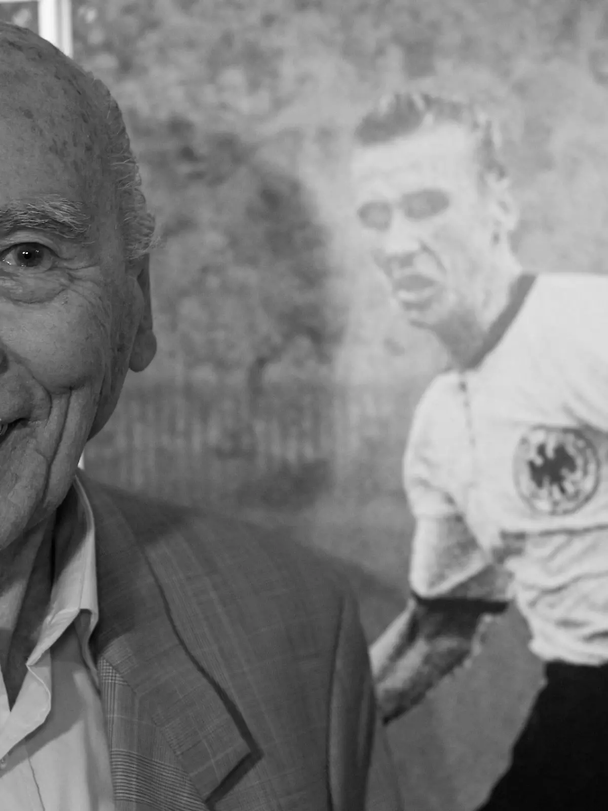 ARCHIV - 03.07.2019, Nordrhein-Westfalen, Dortmund: Fußball: Weltmeister Horst Eckel steht in der Sonderausstellung «Post vom Chef - Herbergers Briefe an die Weltmeister» neben einem Bild aus seiner aktiven Zeit. Die deutschen Fußballweltmeister Eckel, Kohler und Klose sowie DDR-Rekordtorschütze Streich und Trainerlegende Lattek sind jetzt Teil der Hall of Fame des deutschen Fußballs. Eine 30-köpfige Jury mit führenden Sportjournalisten des Landes wählte die Ex-Profis in die ruhmreiche Auswahl, wie das Deutsche Fußballmuseum in Dortmund am Freitag mitteilte. Foto: Bernd Thissen/dpa +++ dpa-Bildfunk +++