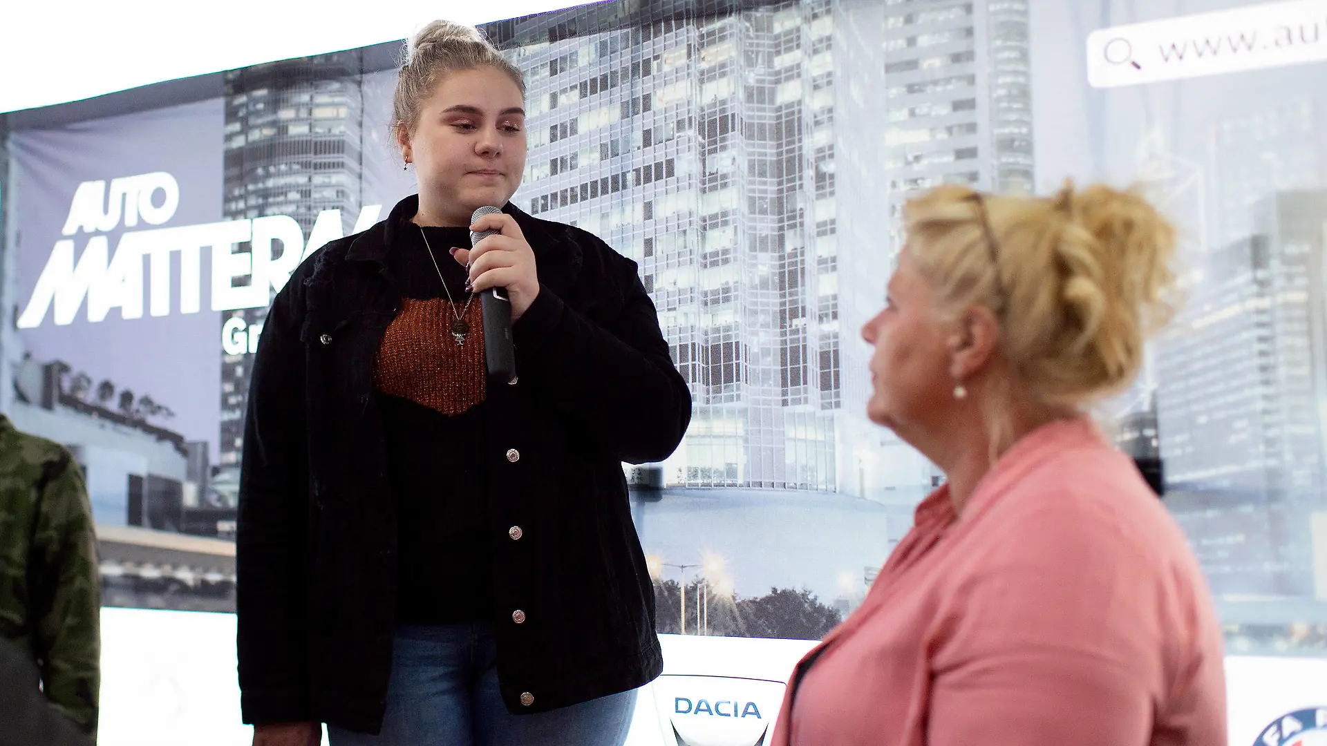 Bünde, Deutschland 11.01.2020: Die Wollnys - Eine schrecklich große Familie in Bünde Estefania Wollny singt als Sängerin für ihre Mutter Silvia Wollny , Bünde Nordrhein-Westfalen Deutschland Autohaus Mattern *** Bünde, Germany 11 01 2020 The Wollnys A terribly large family in Bünde Estefania Wollny sings as a singer for her mother Silvia Wollny , Bünde Nordrhein Westfalen Germany Autohaus Mattern 