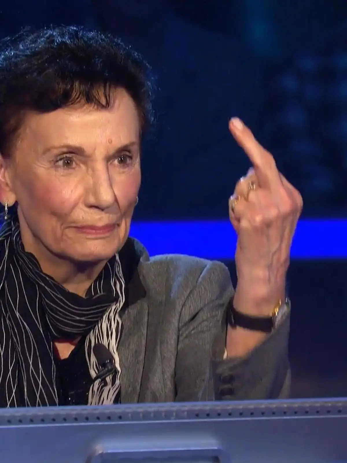 Renate Muddemann schreckt nicht davor zurück, bei "Wer wird Millionär?" ihren Mittelfinger zu zeigen.