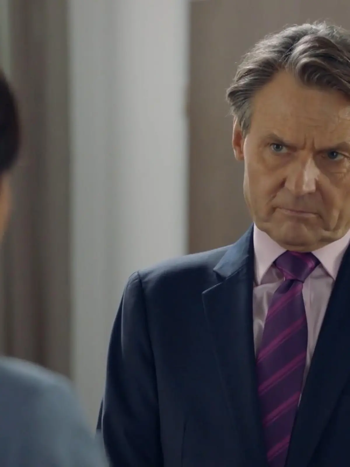 GZSZ-Folge 7404 vom 10.12.2021: Jo macht Laura ein verlockendes Angebot.