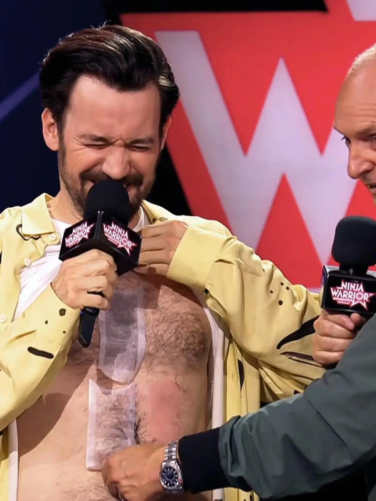 Augen zu und durch: Jan Köppen wird von seinem Moderations-Kollegen Frank Buschmann gewaxt.