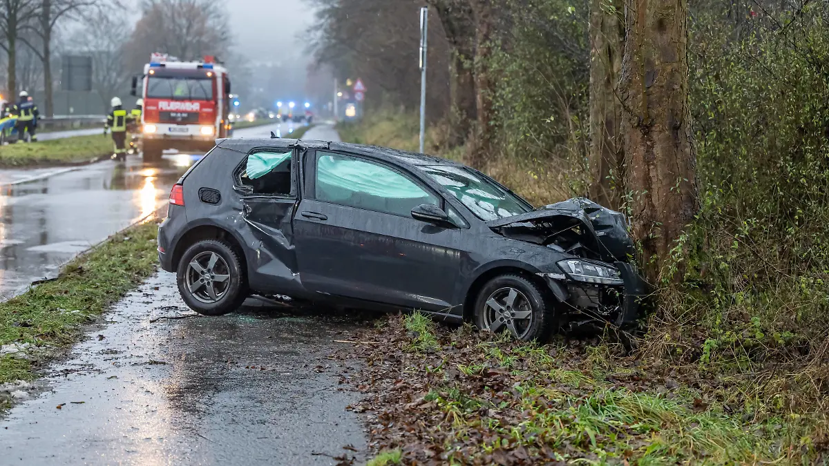 Vollbesetzter VW Golf prallt gegen Baum - Fahrer flüchtet Bei einem schweren Verkehrsunfall auf der B256 sind in Marienheide am frühen Sonntagmorgen mindestens drei Personen zum Teil schwerverletzt worden. Ein VW Golf ist im Bereich einer Kreuzung frontal gegen eine Baum gekracht. Der mutmaßliche Fahrer flüchtete. Von den drei verblieben Insassen wurde eine Person im Auto eingeschlossen und musste von der Feuerwehr patientenschonend aus dem Fahrzeug befreit. Marienheide Oberbergischer Kreis Nordrhein-Westfalen *** Fully occupied VW Golf crashes into a tree Driver flees In a serious traffic accident on the B256 in Marienheide in the early hours of Sunday morning, at least three people were injured, some seriously A VW Golf crashed head-