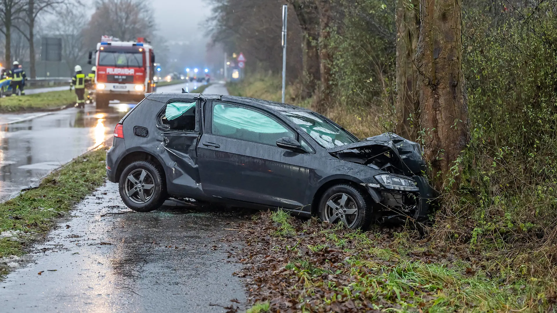 Vollbesetzter VW Golf prallt gegen Baum - Fahrer flüchtet Bei einem schweren Verkehrsunfall auf der B256 sind in Marienheide am frühen Sonntagmorgen mindestens drei Personen zum Teil schwerverletzt worden. Ein VW Golf ist im Bereich einer Kreuzung frontal gegen eine Baum gekracht. Der mutmaßliche Fahrer flüchtete. Von den drei verblieben Insassen wurde eine Person im Auto eingeschlossen und musste von der Feuerwehr patientenschonend aus dem Fahrzeug befreit. Marienheide Oberbergischer Kreis Nordrhein-Westfalen *** Fully occupied VW Golf crashes into a tree Driver flees In a serious traffic accident on the B256 in Marienheide in the early hours of Sunday morning, at least three people were injured, some seriously A VW Golf crashed head-