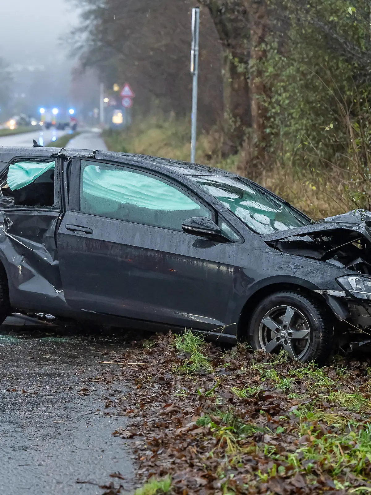  Vollbesetzter VW Golf prallt gegen Baum - Fahrer flüchtet Bei einem schweren Verkehrsunfall auf der B256 sind in Marienheide am frühen Sonntagmorgen mindestens drei Personen zum Teil schwerverletzt worden. Ein VW Golf ist im Bereich einer Kreuzung frontal gegen eine Baum gekracht. Der mutmaßliche Fahrer flüchtete. Von den drei verblieben Insassen wurde eine Person im Auto eingeschlossen und musste von der Feuerwehr patientenschonend aus dem Fahrzeug befreit. Marienheide Oberbergischer Kreis Nordrhein-Westfalen *** Fully occupied VW Golf crashes into a tree Driver flees In a serious traffic accident on the B256 in Marienheide in the early hours of Sunday morning, at least three people were injured, some seriously A VW Golf crashed head-