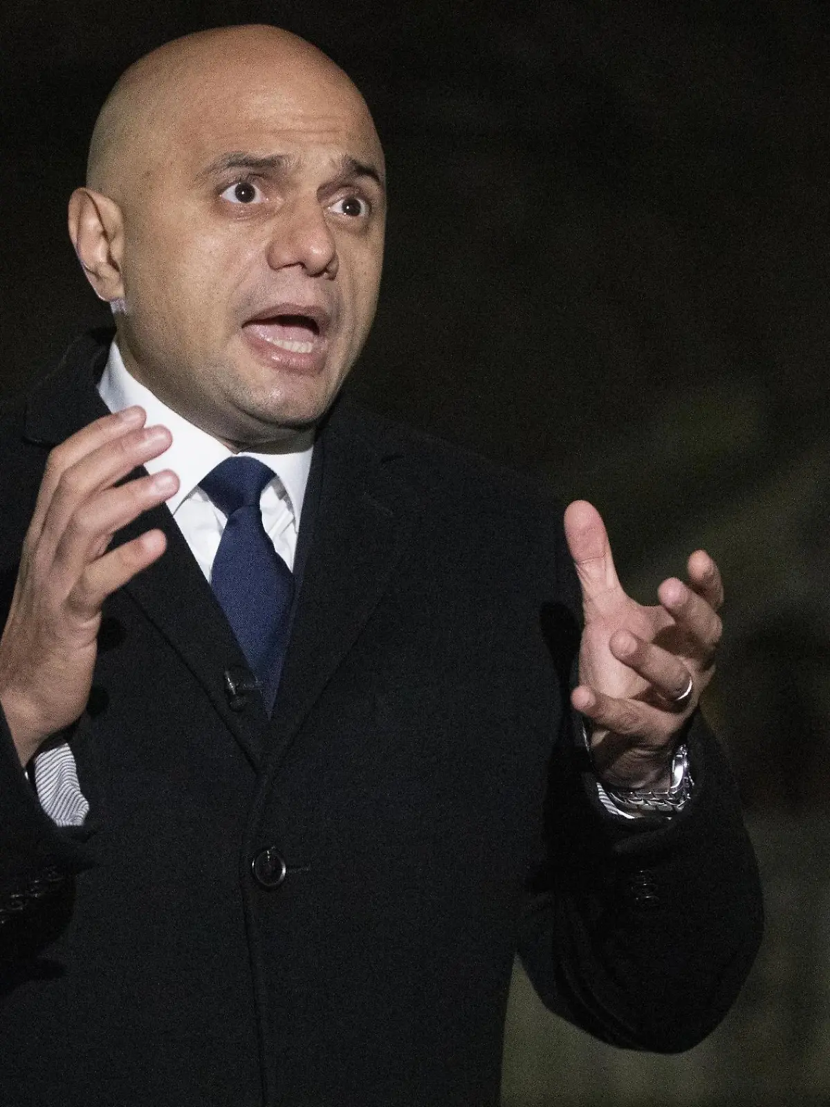 29.11.2021, Großbritannien, London: Sajid Javid, Gesundheitsminister von Großbritannien, spricht zu den Medien vor dem Impfzentrum des Guys and St Thomas Hospital. Javid hat ein außerplanmäßiges virtuelles Treffen der Gesundheitsminister der G7-Staaten einberufen, um über die Omikron-Variante des Coronavirus zu beraten. Foto: Rick Findler/PA Wire/dpa +++ dpa-Bildfunk +++