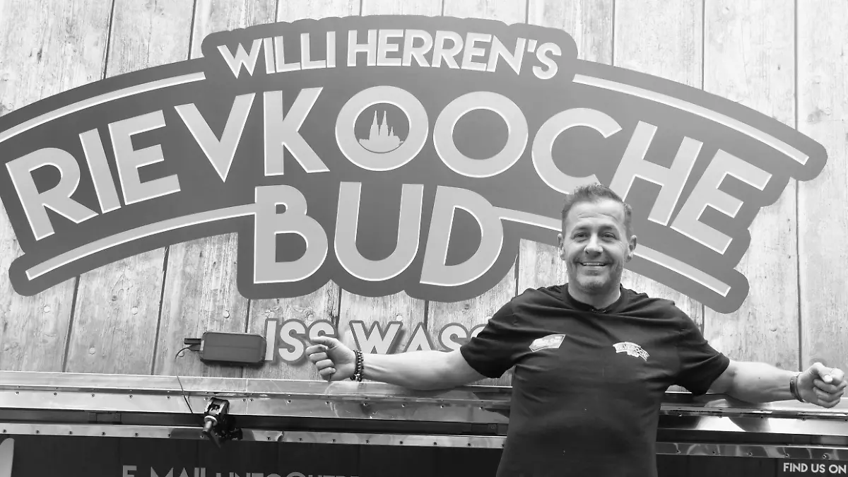 Entertainment Bilder des Tages Schauspieler und Reality-Star Willi Herren bei der Eröffnung seiner Willi Herrens Rievkooche Bud Willi Herren s Reibekuchen Bude, Ein Foodtruck auf dem Segros Gelände *** Actor and reality star Willi Herren at the opening of his Willi Herrens Rievkooche Bud Willi Herren s Reibekuchen Bude, A Foodtruck on the Segros Grounds