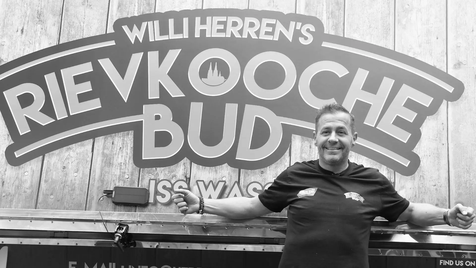 Entertainment Bilder des Tages Schauspieler und Reality-Star Willi Herren bei der Eröffnung seiner Willi Herrens Rievkooche Bud Willi Herren s Reibekuchen Bude, Ein Foodtruck auf dem Segros Gelände *** Actor and reality star Willi Herren at the opening of his Willi Herrens Rievkooche Bud Willi Herren s Reibekuchen Bude, A Foodtruck on the Segros Grounds