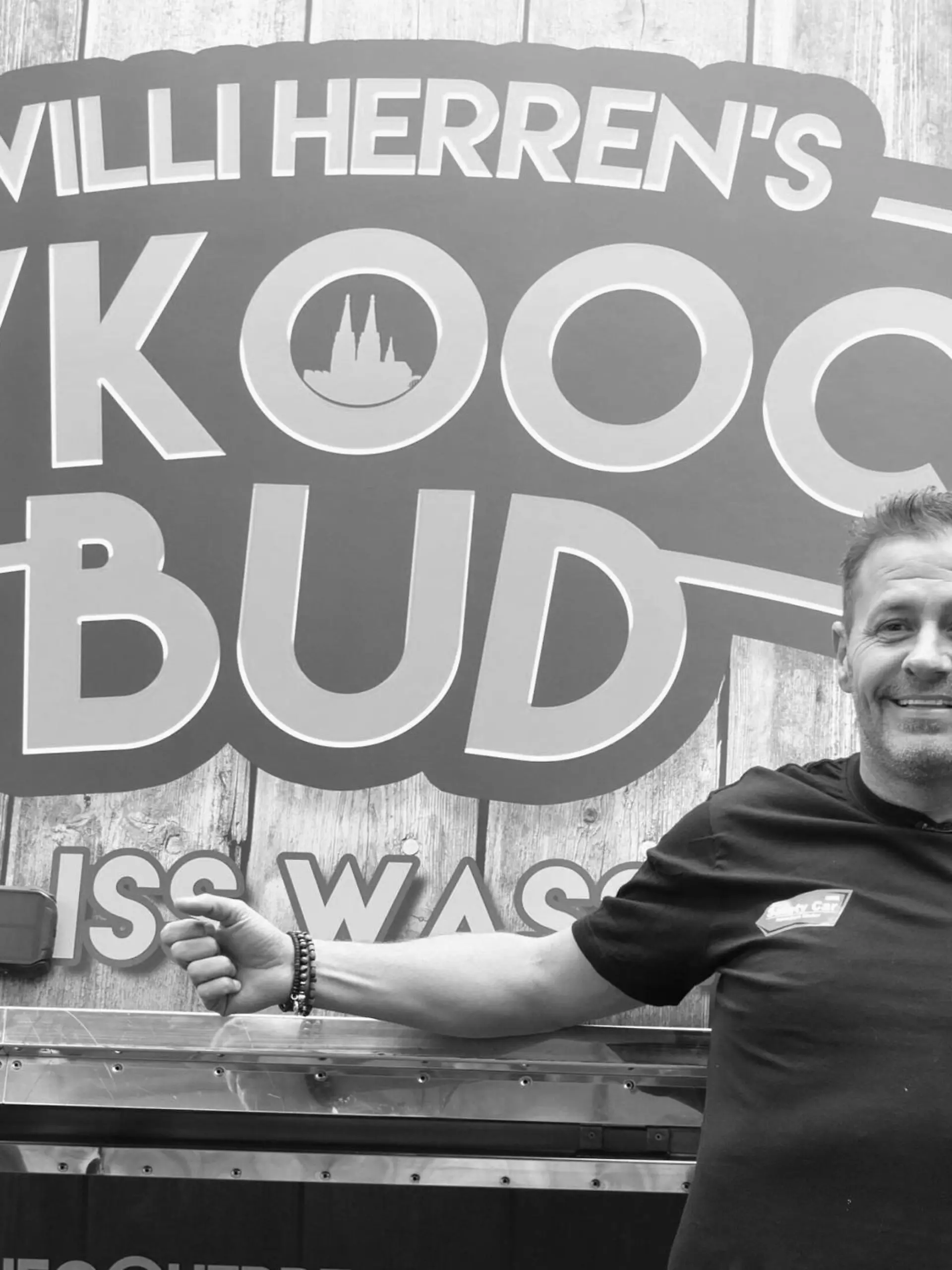  Entertainment Bilder des Tages Schauspieler und Reality-Star Willi Herren bei der Eröffnung seiner Willi Herrens Rievkooche Bud Willi Herren s Reibekuchen Bude, Ein Foodtruck auf dem Segros Gelände *** Actor and reality star Willi Herren at the opening of his Willi Herrens Rievkooche Bud Willi Herren s Reibekuchen Bude, A Foodtruck on the Segros Grounds