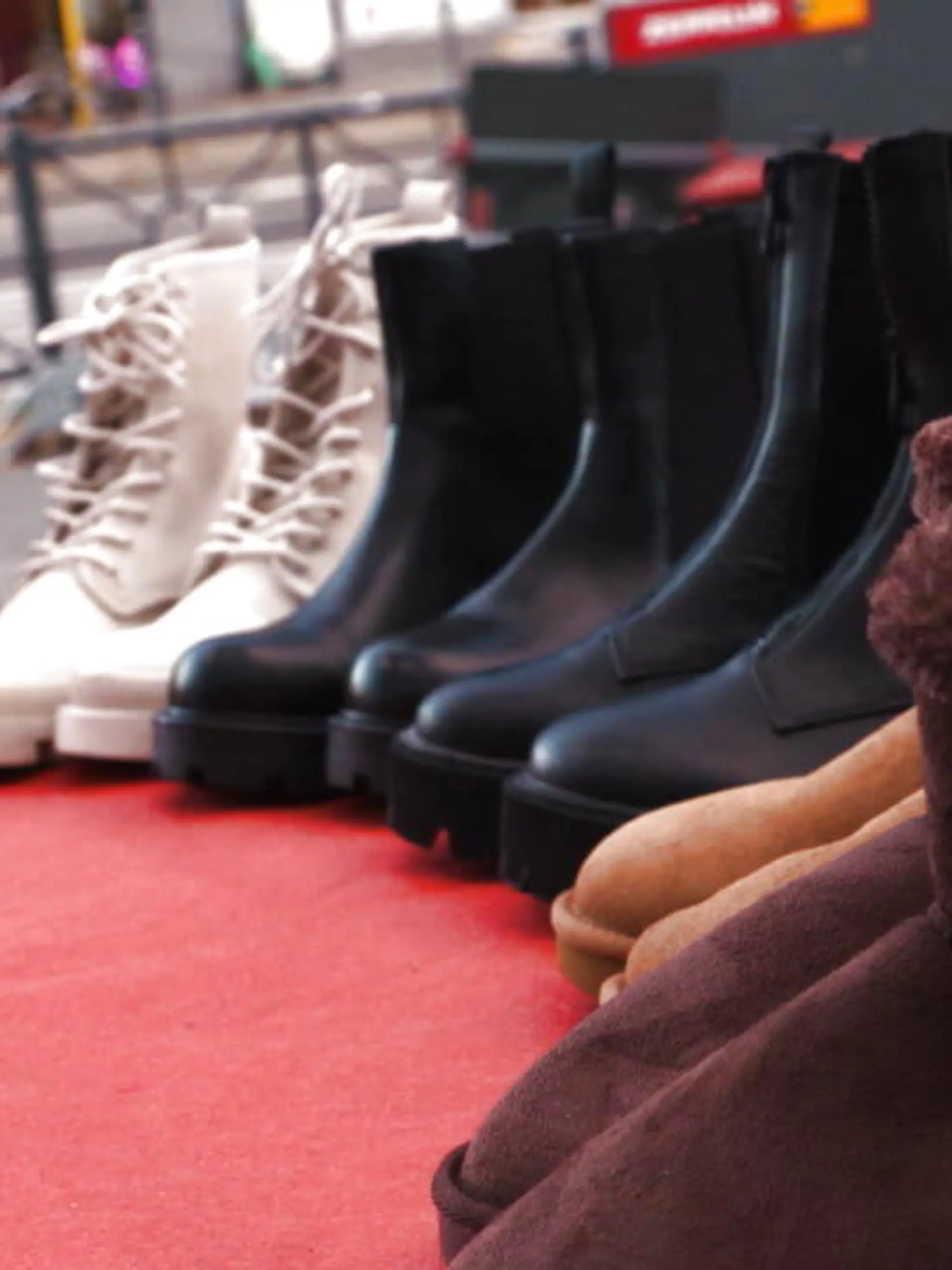 Die weißen Sneaker haben viele von uns ja jetzt in den Winterschlaf geschickt. Denn: Ohne festes Schuhwerk wird's ja gerade a bisserl kalt an den Füßen. Unsere Reporter Lukas van den Brink und Medi Baris haben angesagte Winterschuhe jeweils in teuer und in günstig gekauft und sie Schnee, Eis und Wasser ausgesetzt. Die Frage war: Welche taugen was? Muss es immer gleich das teure Markenprodukt sein - oder geht auch die teilweise mehr als 100 Euro günstigere Variante? Die Resultate des Tests sehen Sie im Video!