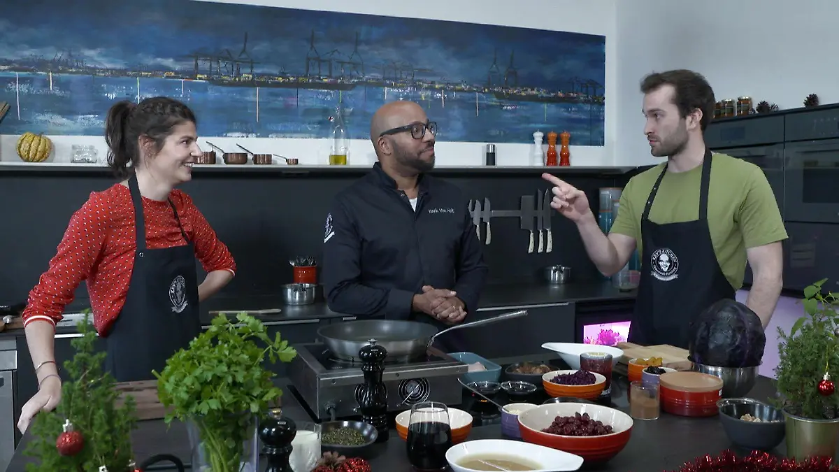 Unsere RTL-Reporter Franziska Stark und Victor Kupka zaubern mit Spitzenkoch Kevin von Holt zwei weihnachtliche (vegane) Menüs.