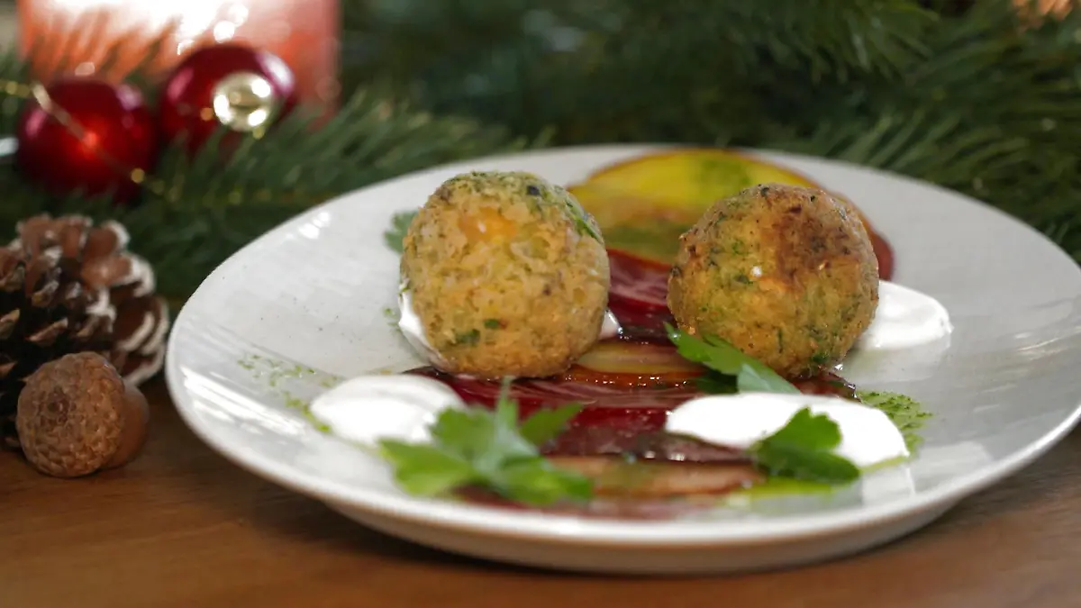 Vorspeise: Beeten-Carpaccio mit Gewürz-Falafeln und Petersilienöl