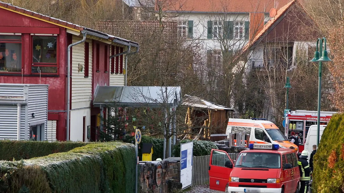 Am Vormittag kam es zu einem tödlichen Drama vor der "Evangelischen Kindertagesstätte Niedernhausen "Wiesenpfadflöhe" im südhessischen Fischbachtal. Eine 3-jährige war gerade mit ihrem Laufrad vor der Kita unterwegs, als ein 23-jähriger Paketdienstlieferfahrer das Mädchen wohl beim Rückwärtsfahren übersah und überrollte. Rettungskräfte versuchten es noch zu reanmieren -  für das Kind kam jedoch jede Hilfe zu spät. Es verstab an der Unfallstelle. Im Einsatz waren neben der Feuerwehr, Rettungsdienst und Polizei auch ein Rettungshubschrauber.