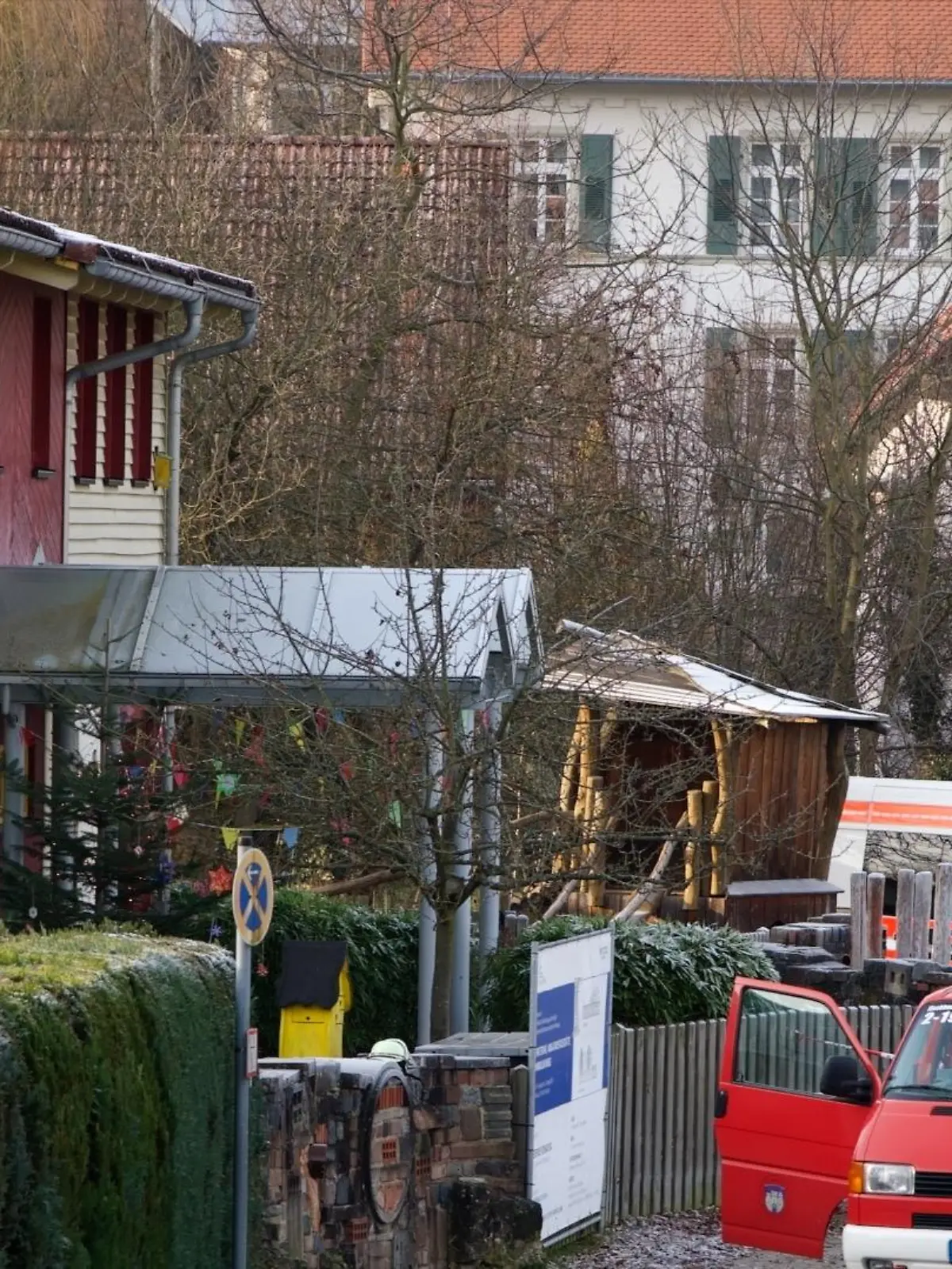 Am Vormittag kam es zu einem tödlichen Drama vor der "Evangelischen Kindertagesstätte Niedernhausen "Wiesenpfadflöhe" im südhessischen Fischbachtal. Eine 3-jährige war gerade mit ihrem Laufrad vor der Kita unterwegs, als ein 23-jähriger Paketdienstlieferfahrer das Mädchen wohl beim Rückwärtsfahren übersah und überrollte. Rettungskräfte versuchten es noch zu reanmieren -  für das Kind kam jedoch jede Hilfe zu spät. Es verstab an der Unfallstelle. Im Einsatz waren neben der Feuerwehr, Rettungsdienst und Polizei auch ein Rettungshubschrauber.