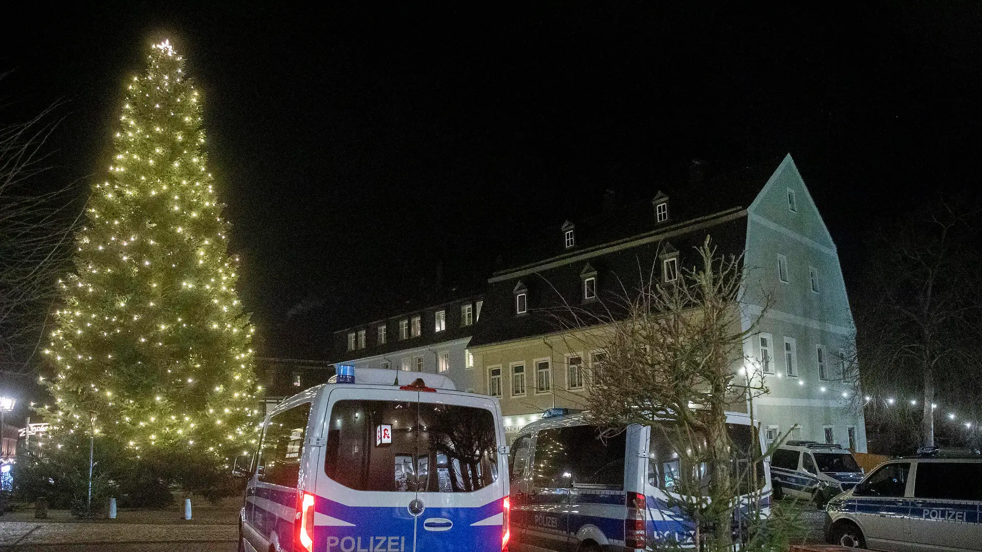  ID 429 Weihnachtsfrieden im Erzgebirge Fehlanzeige Trotz einer Inzidenz von 2006,2 wird im erzgebirgischen Zwönitz protestiert. Die Freien Sachsen nutzten dabei eine traditionelle Art das Anlichtln um demonstrieren zu können. Da wird das Anleuchten des Weihnachtsbaumes vorgegaukelt, doch der Hintergrund ist ein anderer. Man will die Polizei austricksen und sich versammeln. Doch die Polizei spielte das Spiel nicht mit, war mit dutzenden Beamten vor Ort. Dabei spielten sich dramatische Szenen ab. Ein Autofahrer drohte den Beamten sie überfahren, machte auch Andeutungen dazu. Eine Familie mit Kindern wollte zur Pyramide, das Weihnachtsland bestaunen. Beamte sperrten jedoch den Markt ab. Sie ließen weder Kinder, noch Eltern zum W