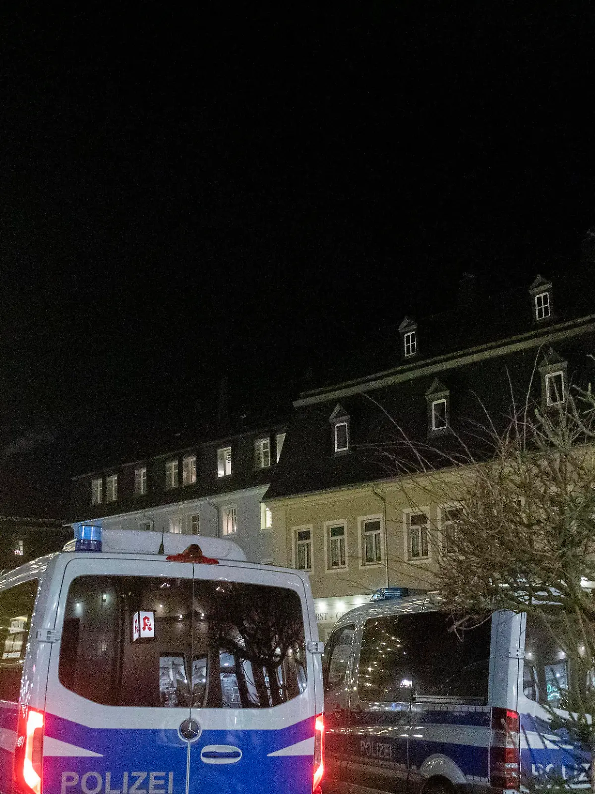 ID 429 Weihnachtsfrieden im Erzgebirge Fehlanzeige Trotz einer Inzidenz von 2006,2 wird im erzgebirgischen Zwönitz protestiert. Die Freien Sachsen nutzten dabei eine traditionelle Art das Anlichtln um demonstrieren zu können. Da wird das Anleuchten des Weihnachtsbaumes vorgegaukelt, doch der Hintergrund ist ein anderer. Man will die Polizei austricksen und sich versammeln. Doch die Polizei spielte das Spiel nicht mit, war mit dutzenden Beamten vor Ort. Dabei spielten sich dramatische Szenen ab. Ein Autofahrer drohte den Beamten sie überfahren, machte auch Andeutungen dazu. Eine Familie mit Kindern wollte zur Pyramide, das Weihnachtsland bestaunen. Beamte sperrten jedoch den Markt ab. Sie ließen weder Kinder, noch Eltern zum W