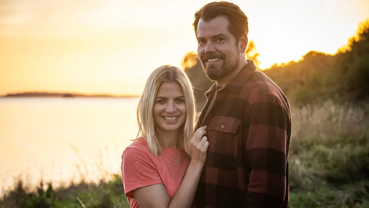 Sarah (Susan Sideroupolos), Leon (Daniel Fehlow) 

Die Verwendung des sendungsbezogenen Materials ist nur mit dem Hinweis und Verlinkung auf RTL+ gestattet.