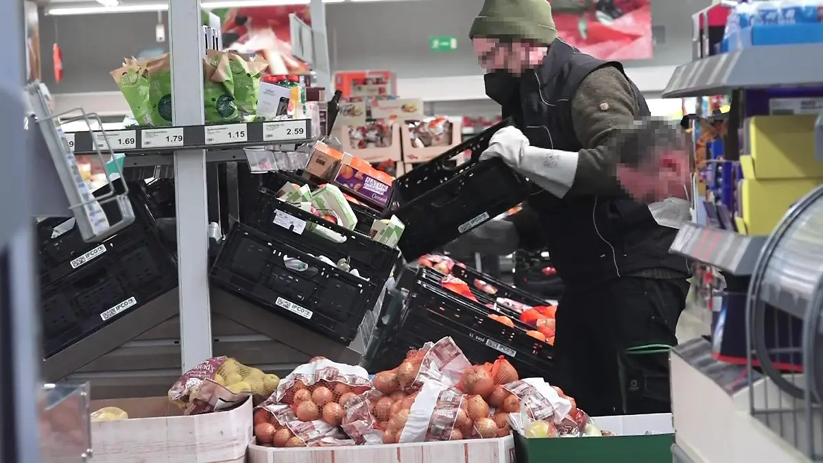 Experten suchen Obst- und Gemüsekisten bei Aldi in Georgsmarienhütte ab. Eine Spinne hatte einen Mitarbeiter gebissen. Er kam verletzt ins Krankenhaus. Die Sorge: Es könnte sich um eine hochgefährliche Bananenspinne handeln.