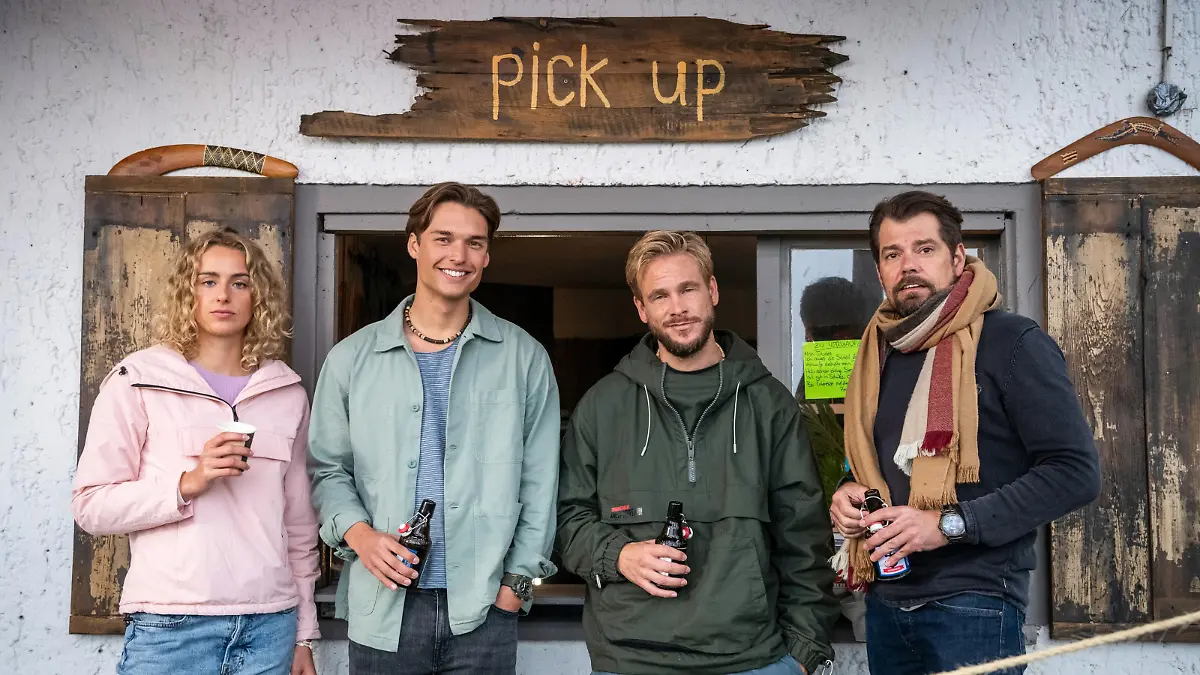 V.l.: Amelie Arndt (spielt "Lena Bierhenke"), Arne-Carlos Böttcher (spielt "Noah Ruland"), Frederic Heidorn (spielt "Conny Hartenstein"), Daniel Fehlow (spielt "Leon Moreno")

Die Verwendung des sendungsbezogenen Materials ist nur mit dem Hinweis und Verlinkung auf RTL+ gestattet.