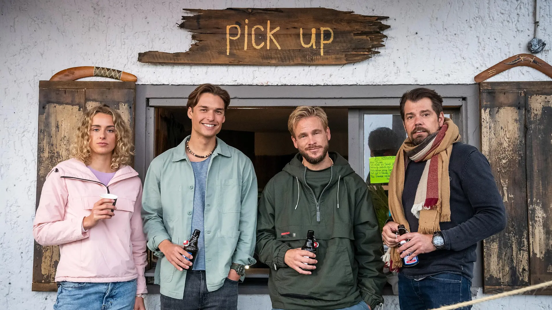 V.l.: Amelie Arndt (spielt "Lena Bierhenke"), Arne-Carlos Böttcher (spielt "Noah Ruland"), Frederic Heidorn (spielt "Conny Hartenstein"), Daniel Fehlow (spielt "Leon Moreno")
Die Verwendung des sendungsbezogenen Materials ist nur mit dem Hinweis und Verlinkung auf RTL+ gestattet.