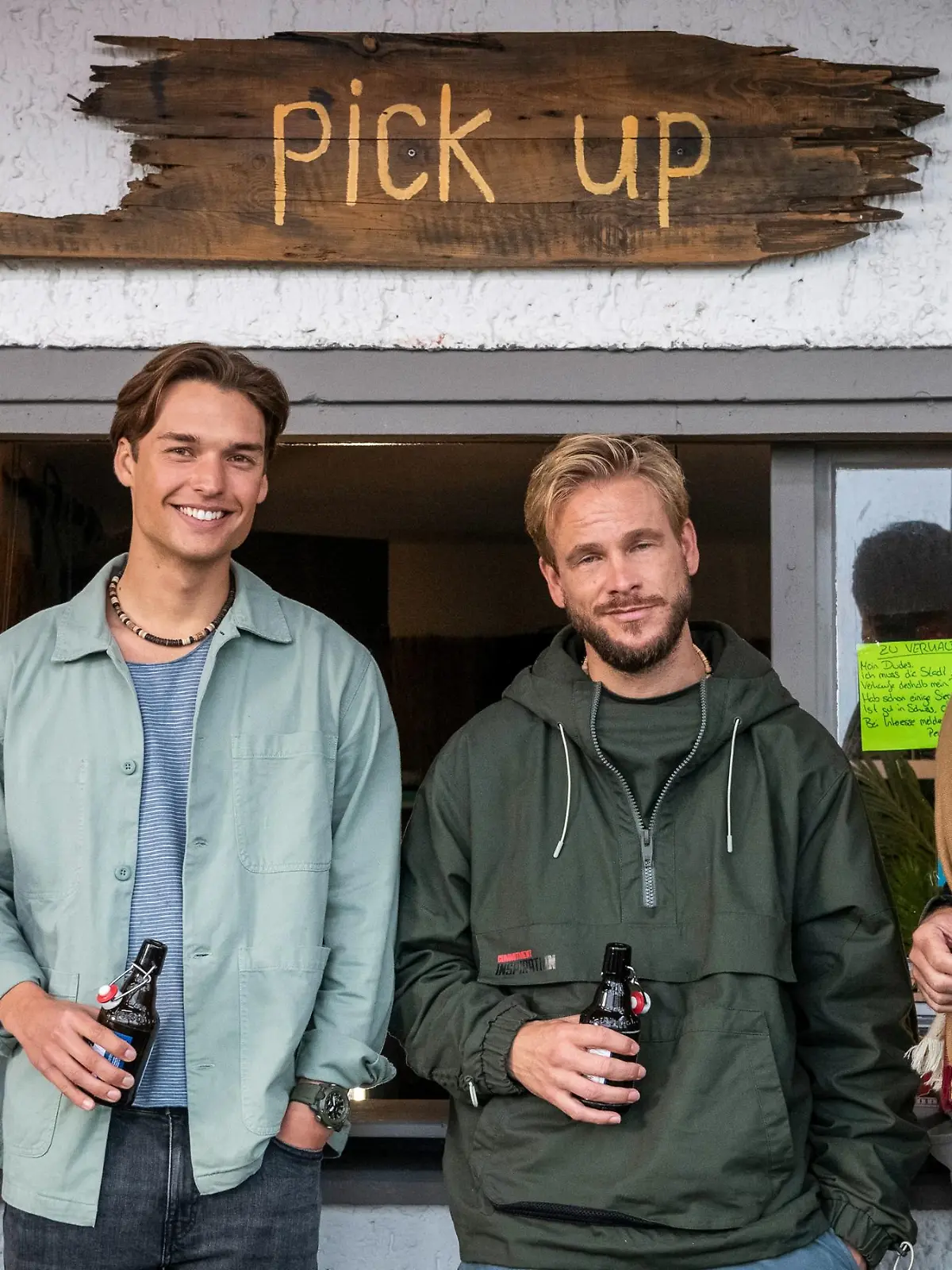 V.l.: Amelie Arndt (spielt "Lena Bierhenke"), Arne-Carlos Böttcher (spielt "Noah Ruland"), Frederic Heidorn (spielt "Conny Hartenstein"), Daniel Fehlow (spielt "Leon Moreno")

Die Verwendung des sendungsbezogenen Materials ist nur mit dem Hinweis und Verlinkung auf RTL+ gestattet.