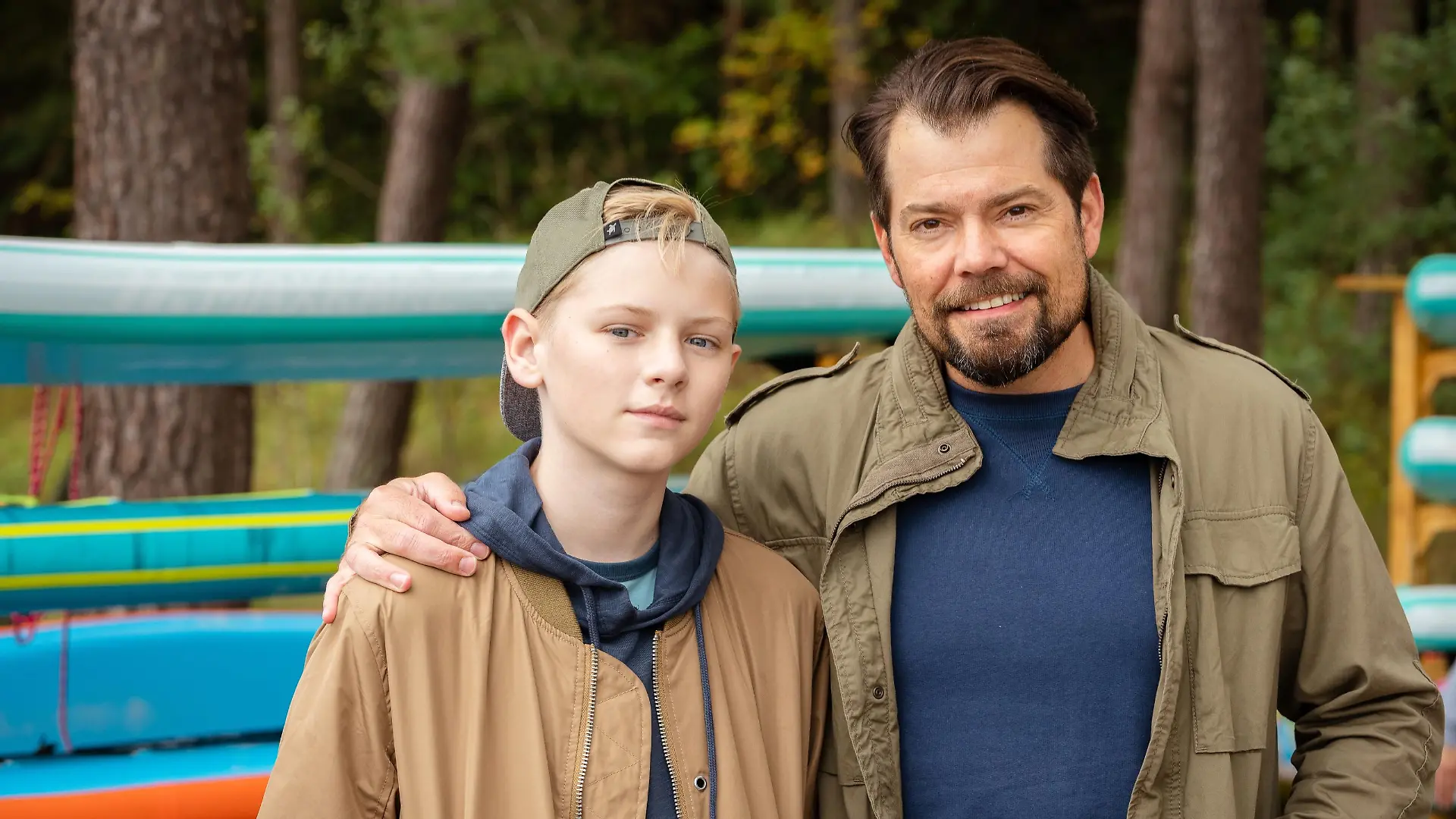 Joey Altmann (l.) als "Oskar" und Daniel Fehlow als "Leon"
Die Verwendung des sendungsbezogenen Materials ist nur mit dem Hinweis und Verlinkung auf RTL+ gestattet.