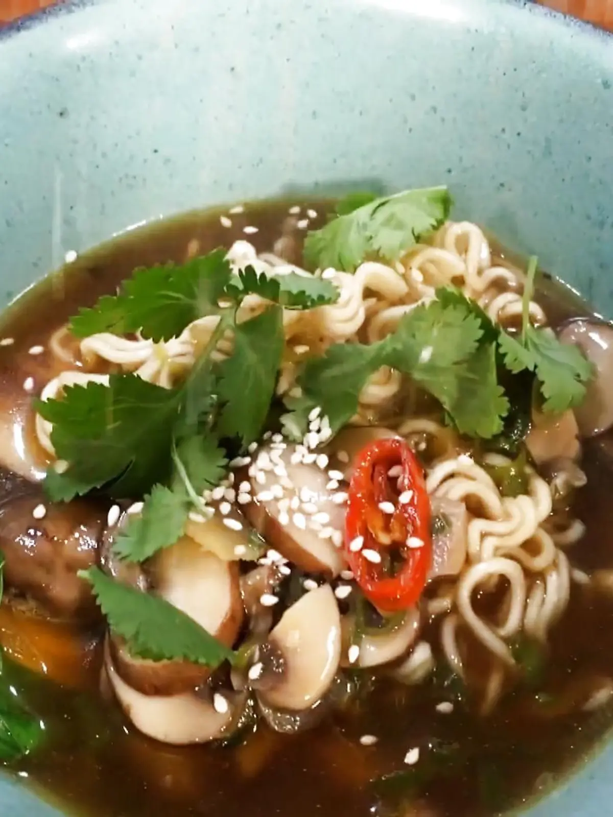 Diese vegane Nudelsuppe im Asia-Style braucht weder Fleisch noch Geschmacksverstärker, ist in wenigen Minuten zubereitet und schlägt jede Fertigsuppe um Längen!