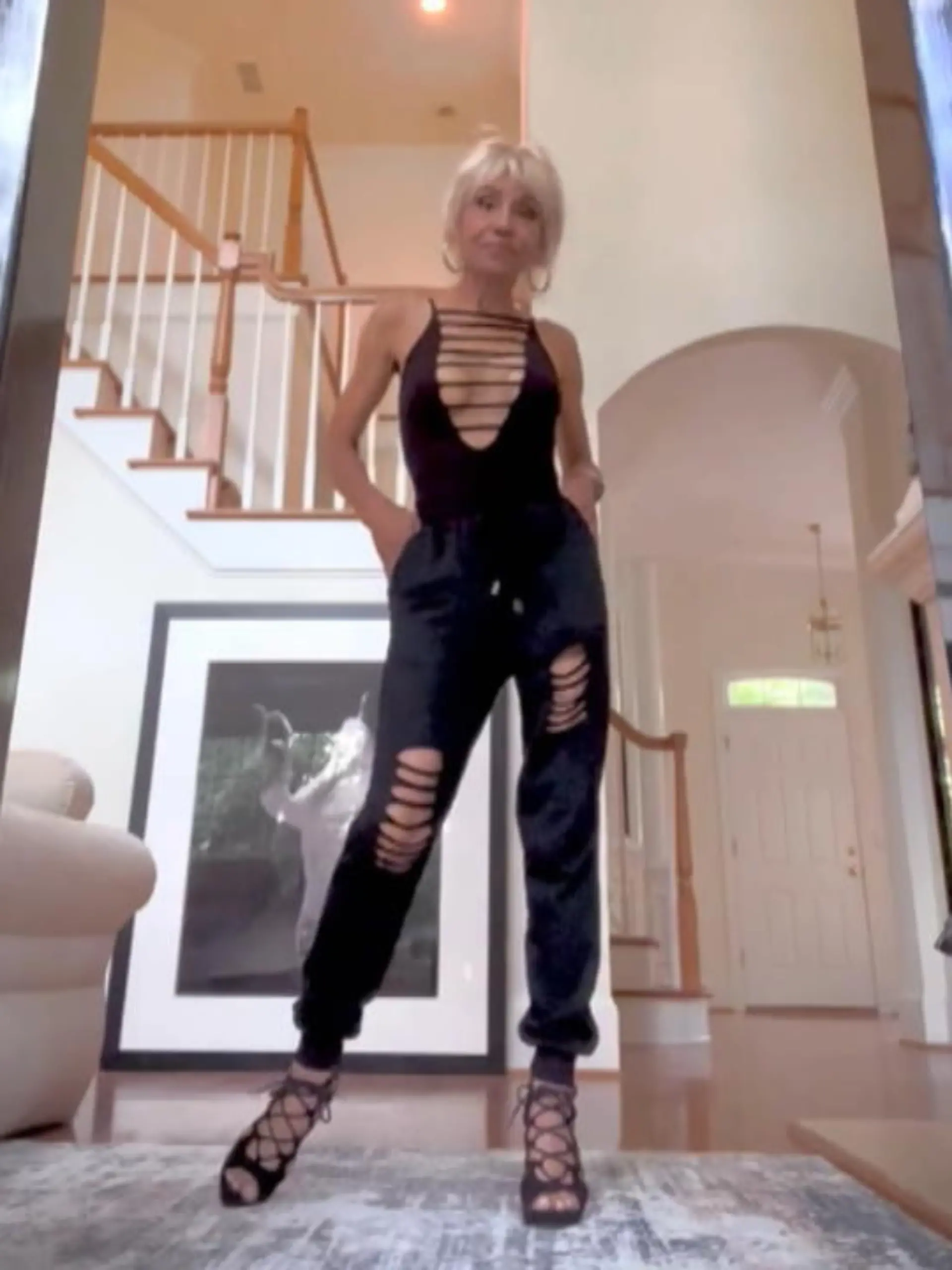 Keiko Guest ist 72 Jahre alt. Das ist kaum zu glauben, wenn man ihre Videos auf TikTok sieht. Sie ist super sportlich, tanzt durch die Gegend und kleidet sich wie ein hipper Teenie. Dafür muss die Rentnerin ordentlich Kritik einstecken. Macht ihr nichts, sie reagiert darauf mit einem lässigen Konter.